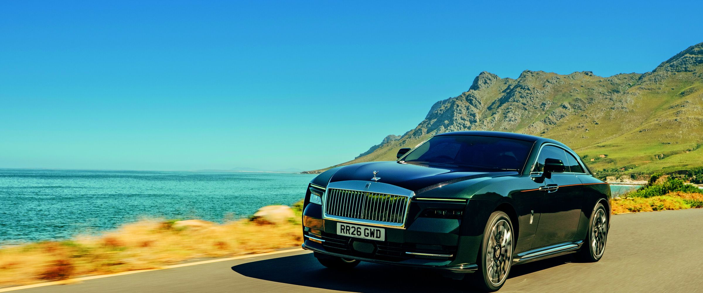 Rolls-Royce Spectre junto al mar