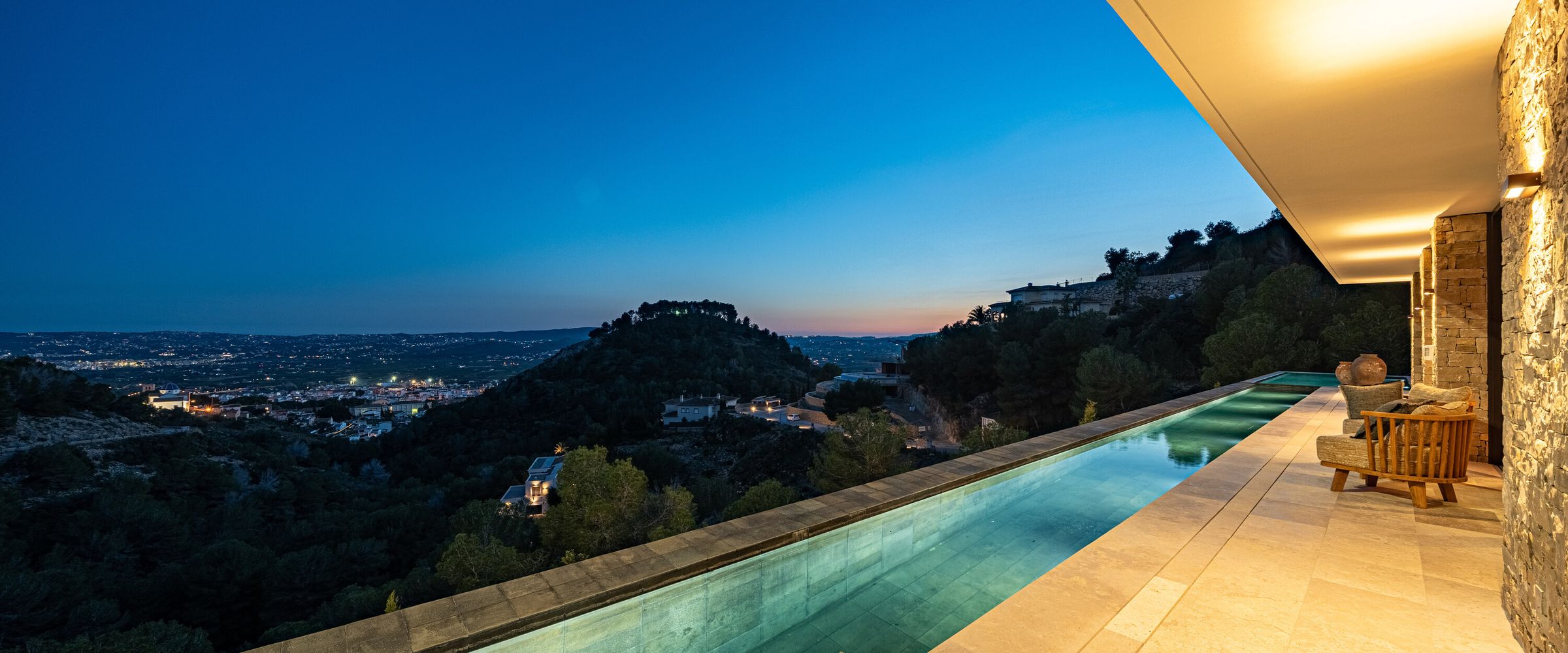 Piscina infinita al anochecer