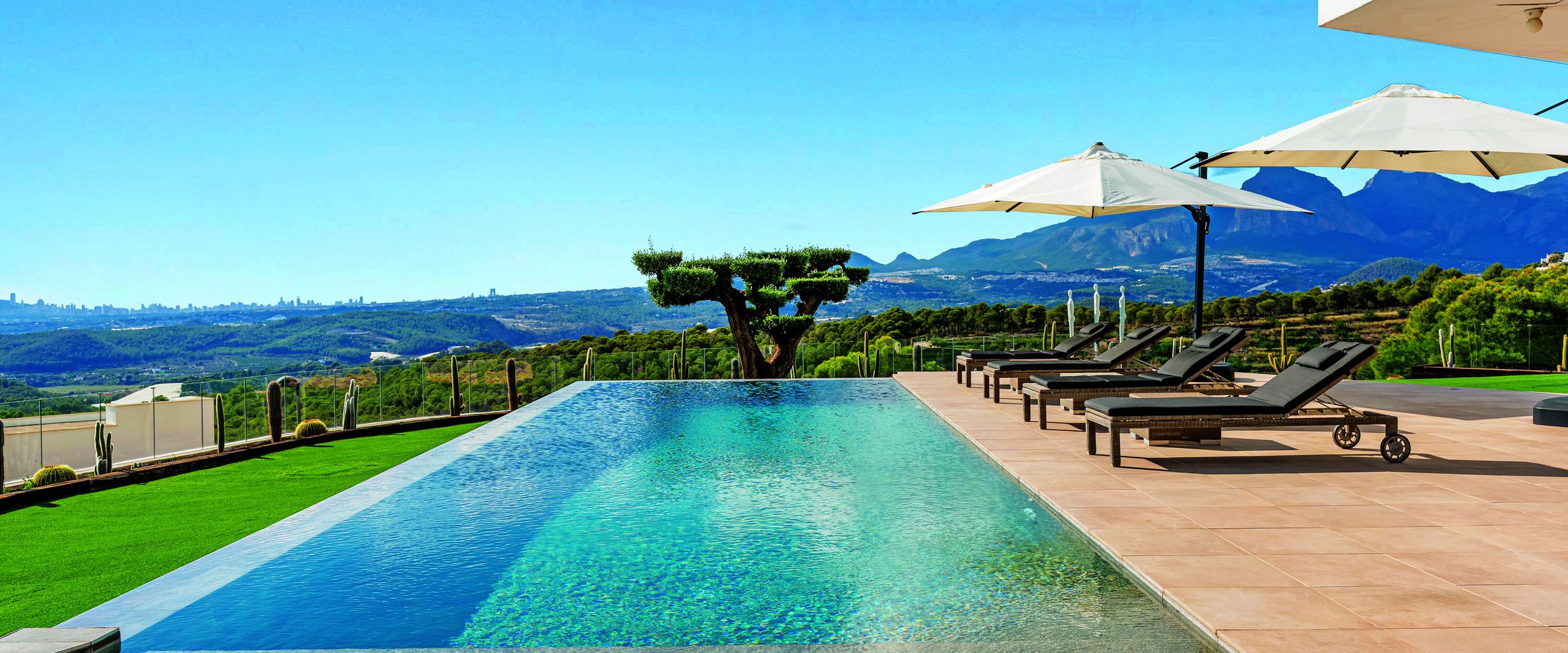 Piscina infinita con vistas al mar