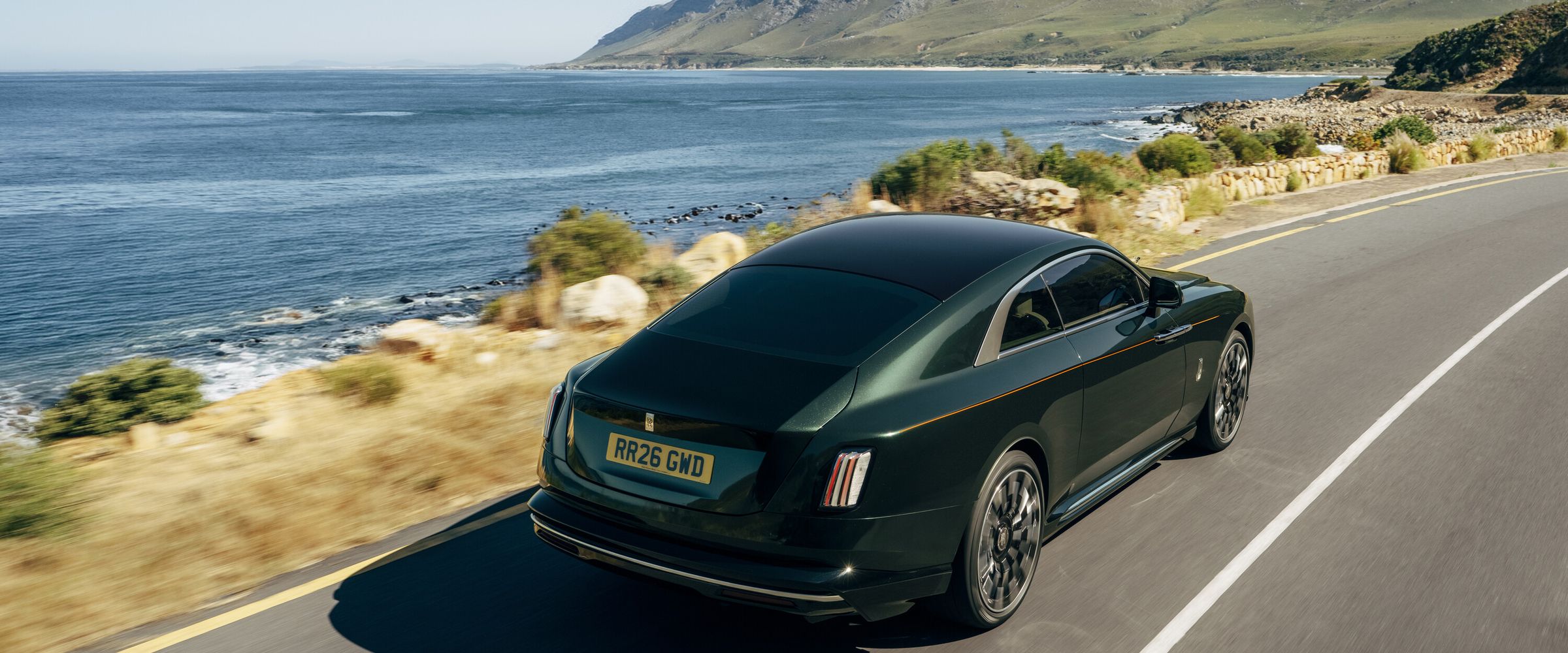 Rolls-Royce Spectre en la carretera de la costa