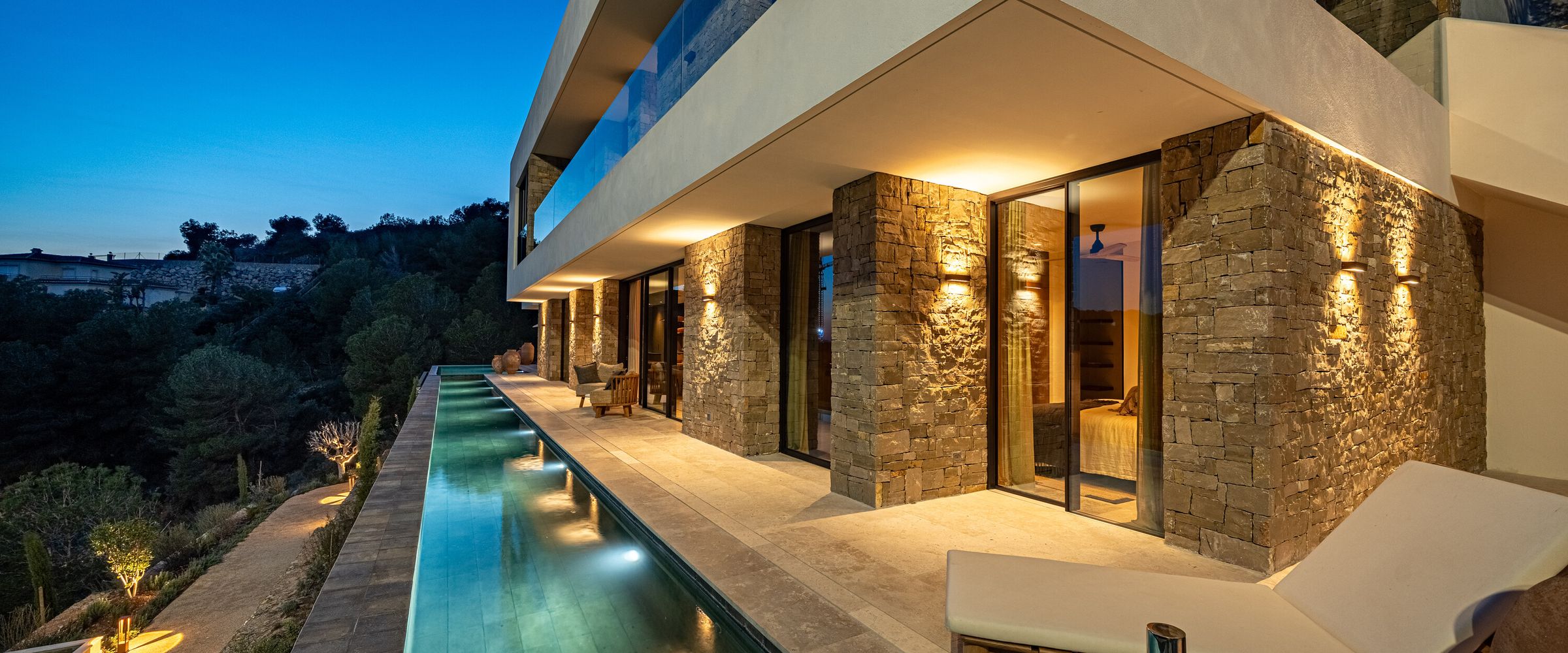 Villa iluminada de noche