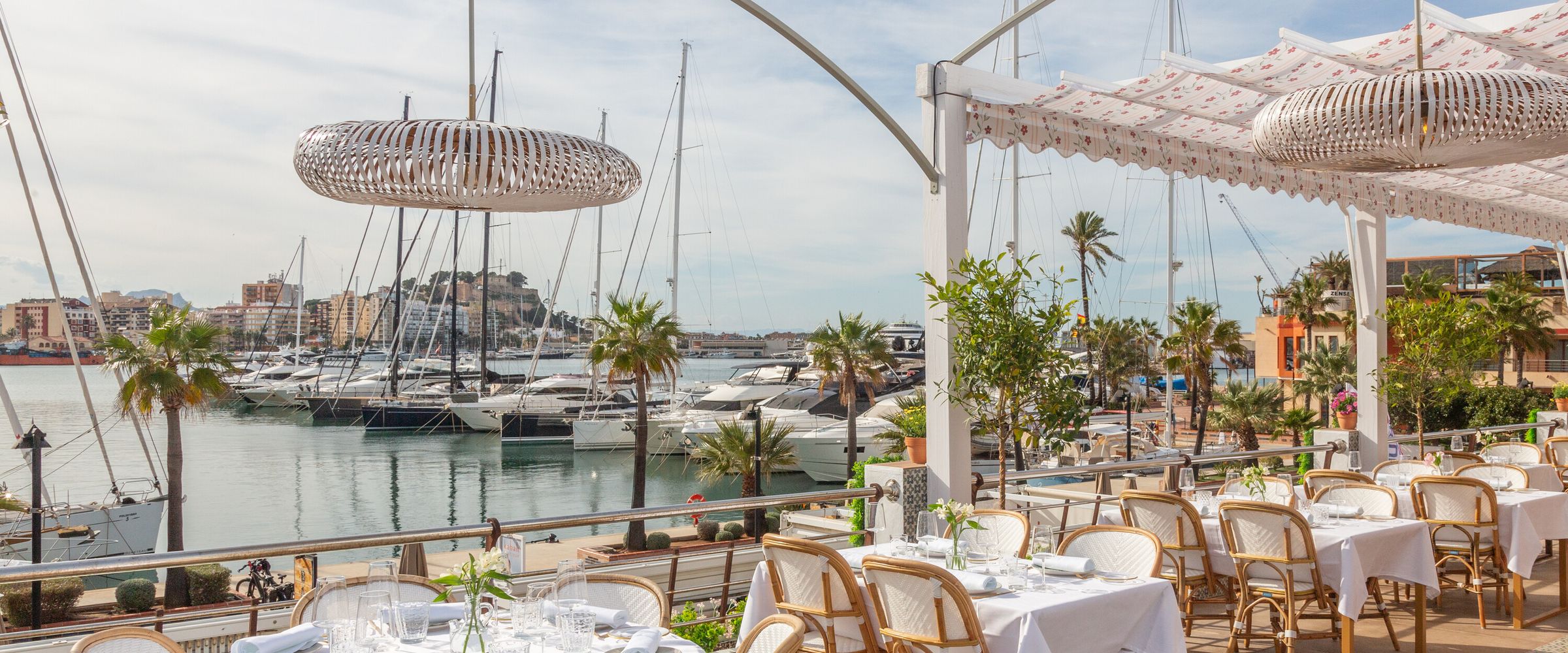 Terraza sobre el puerto