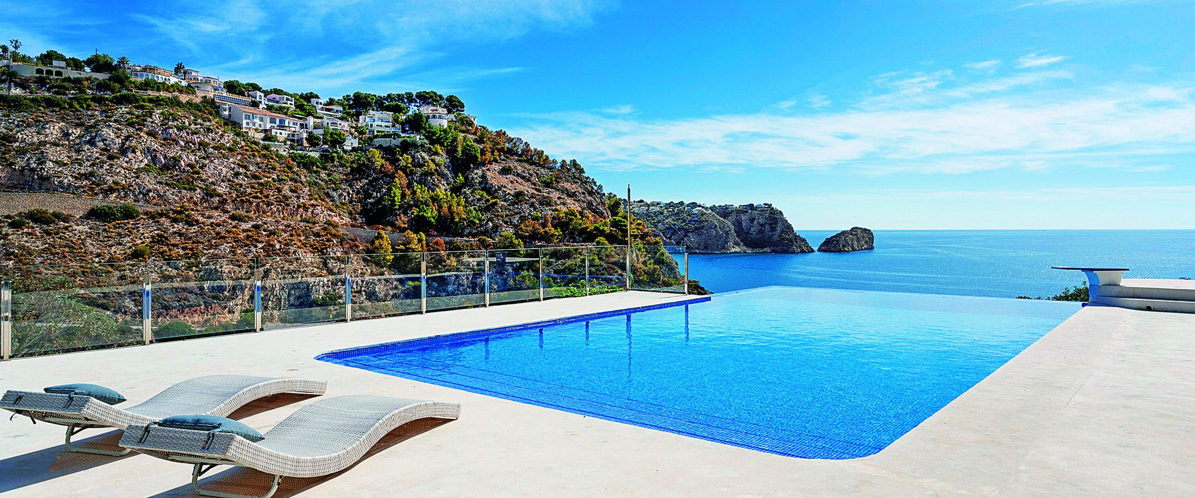 Piscina sobre el mar
