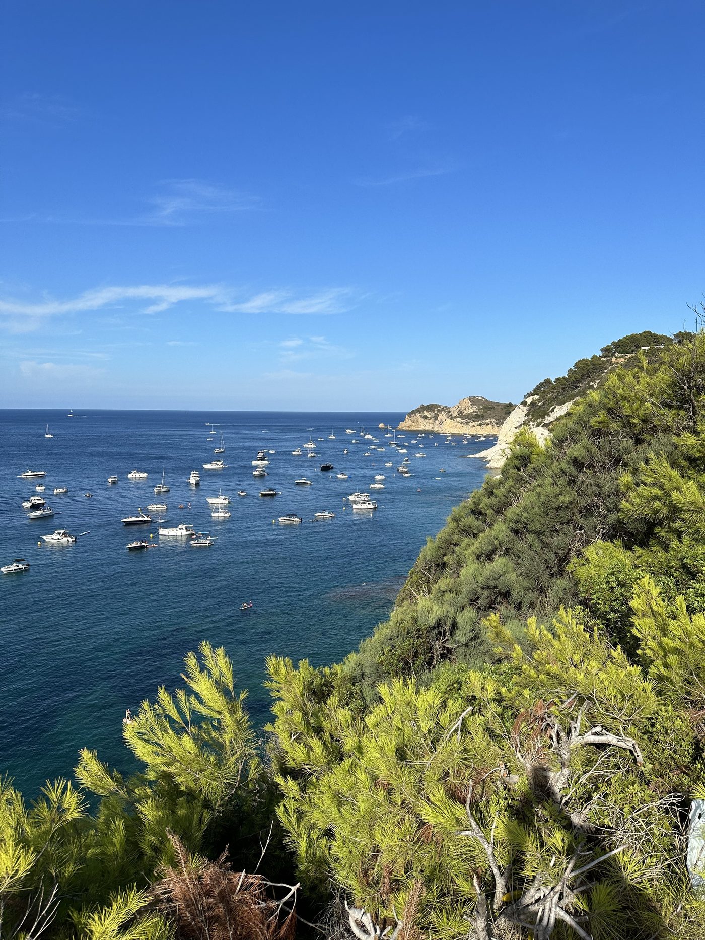 Cala de Granadella en Jávea con embarcaciones fondeadas
