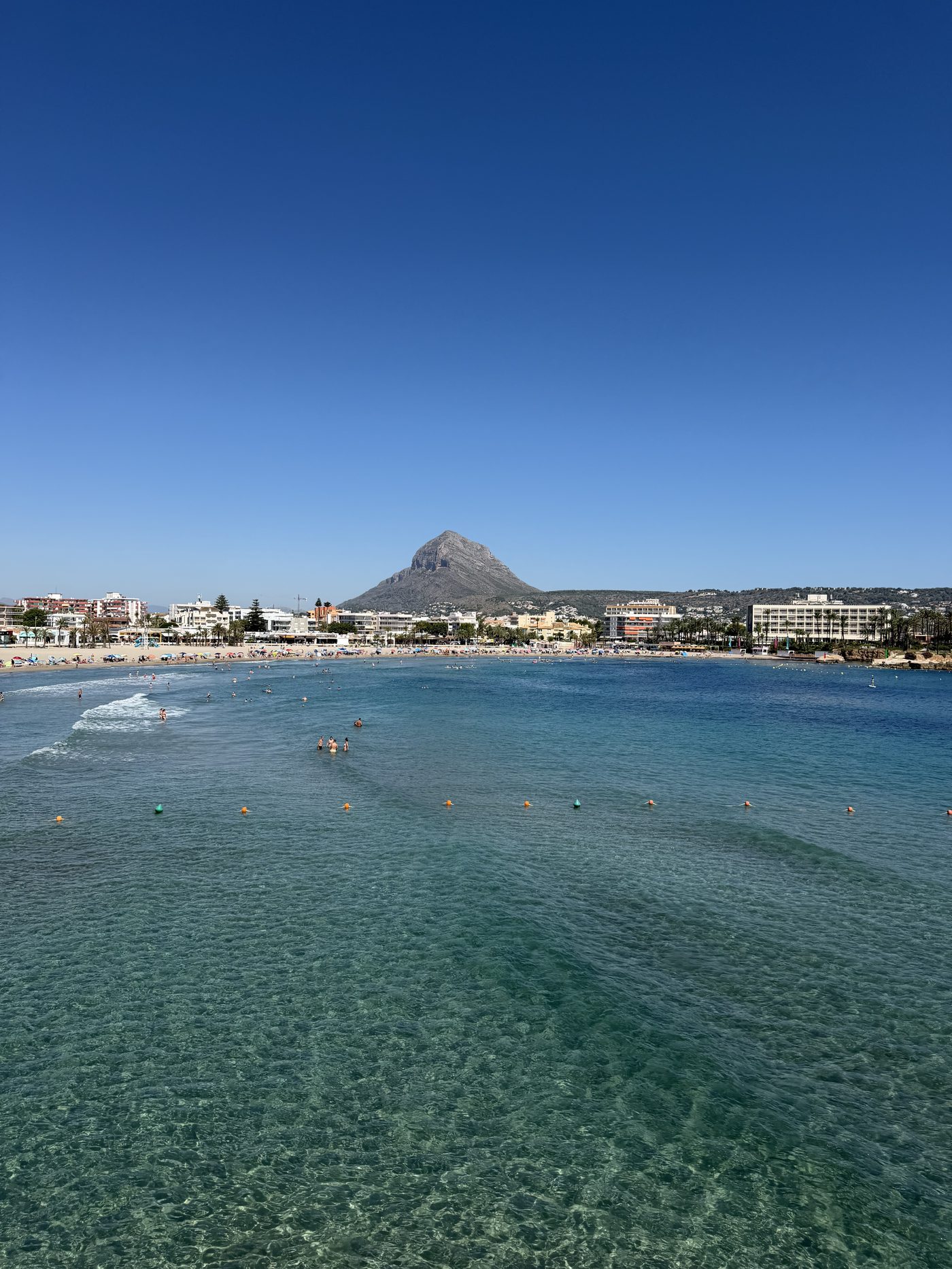 Playa del Arenal de Jávea con el Montgó al fondo