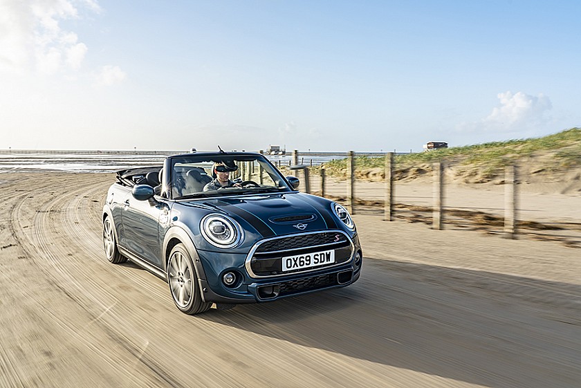 The new MINI Convertible Sidewalk Edition · Different and Outgoing