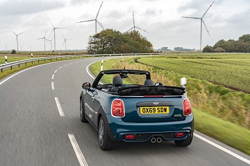 The new MINI Convertible Sidewalk Edition · Different and Outgoing