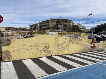 Gran mural dedicado  al puerto de Jávea realizado por  Victor Goikoetxea