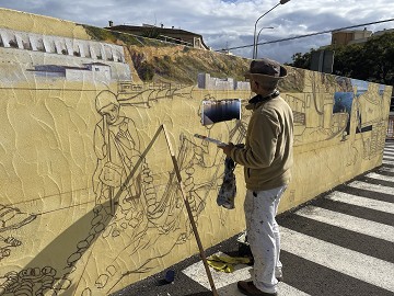 Gran mural dedicado  al puerto de Jávea realizado por  Victor Goikoetxea