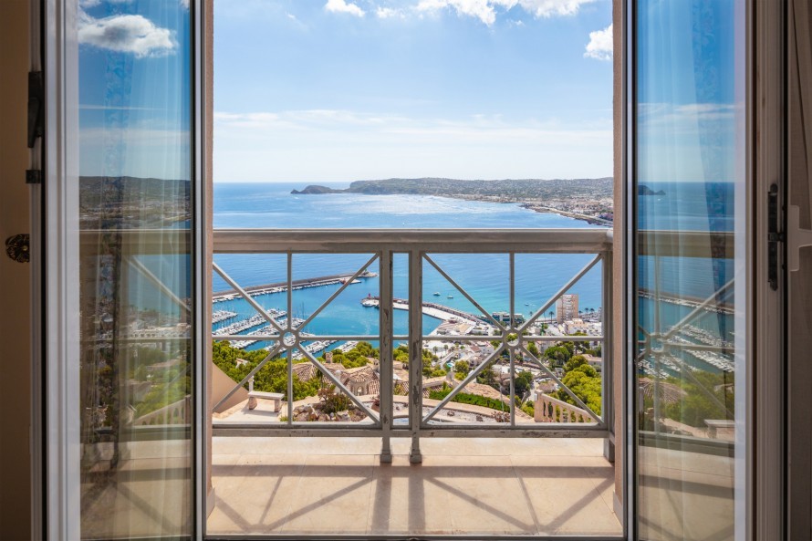 6 Dormitorios - Vivienda en  - 