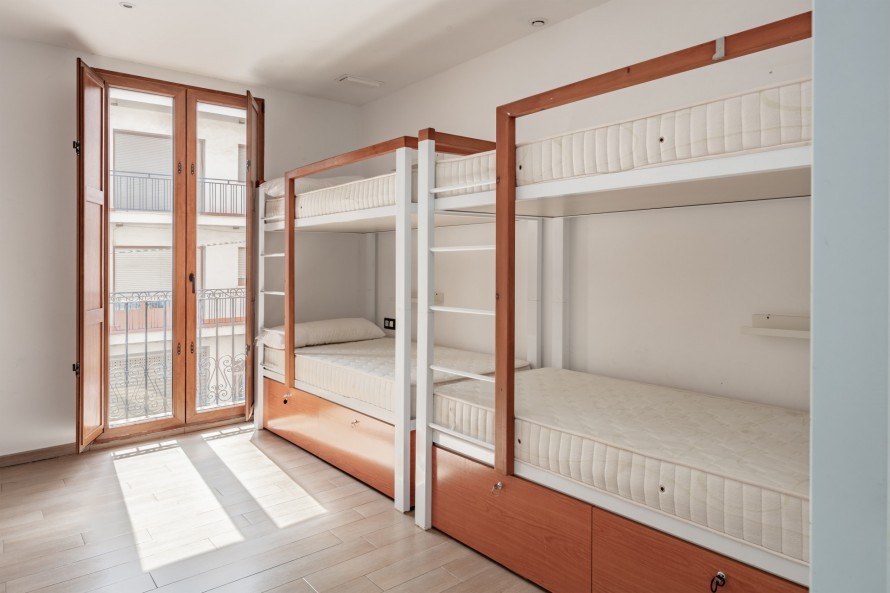 8 Dormitorios - Vivienda en  - 