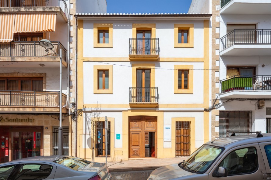 8 Dormitorios - Vivienda en  - 