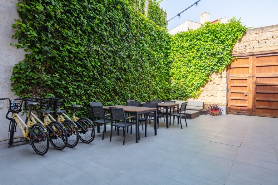 8 Dormitorios - Vivienda en  - 