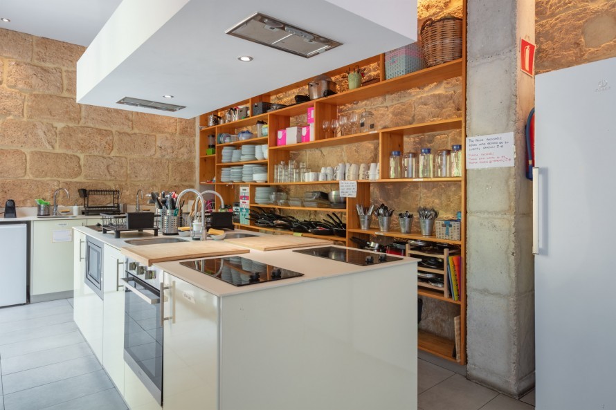 8 Dormitorios - Vivienda en  - 