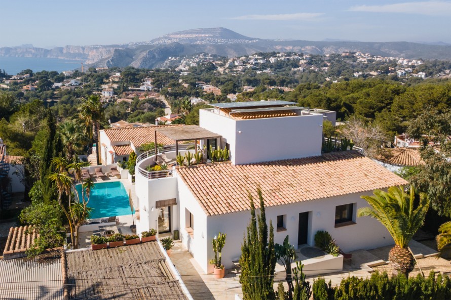 4 Bedrooms - — 46/50