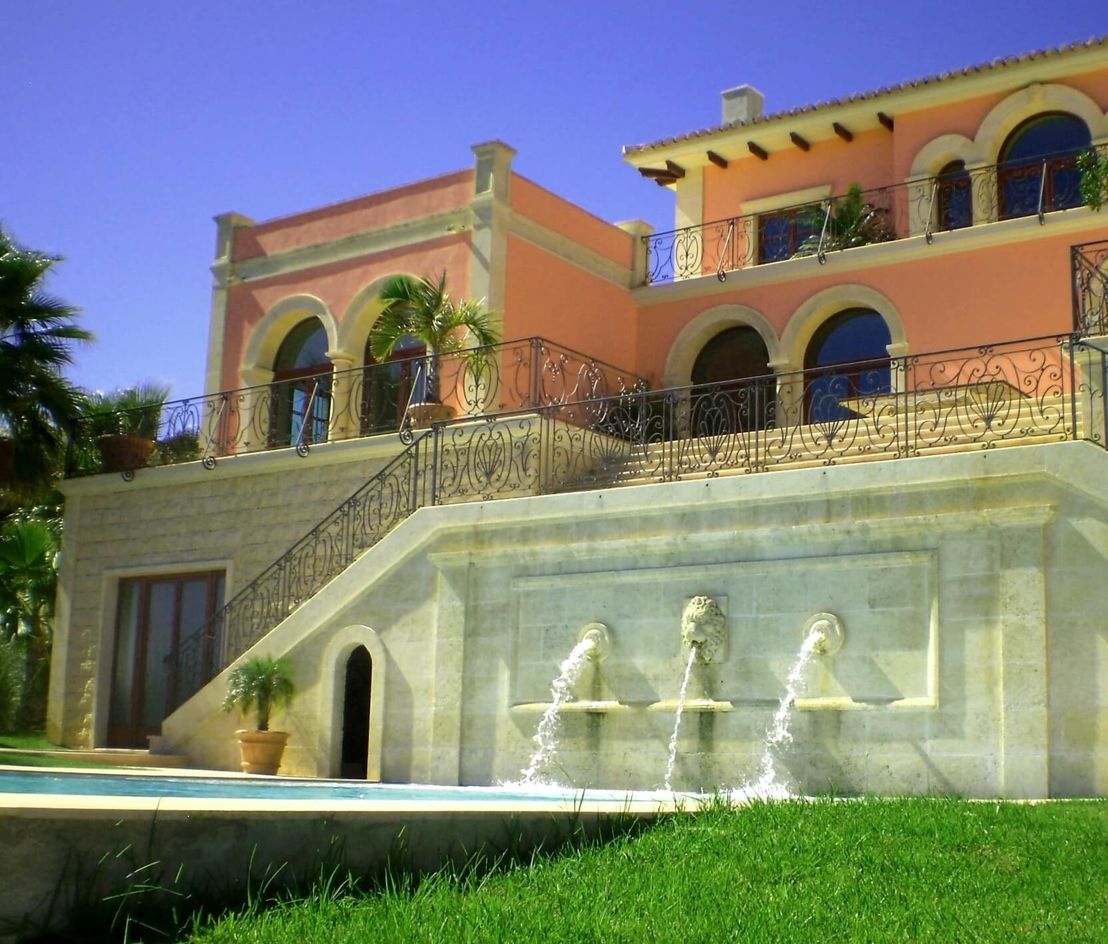 Villa de estilo mediterráneo con fuentes en la fachada