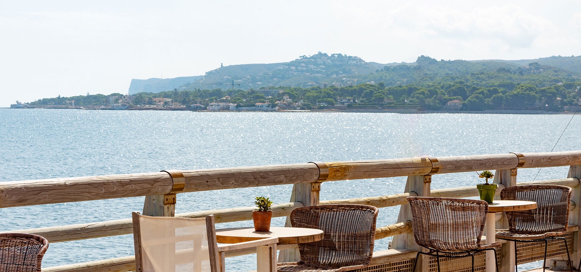 Terrasse mit Holzgeländer und Meerblick