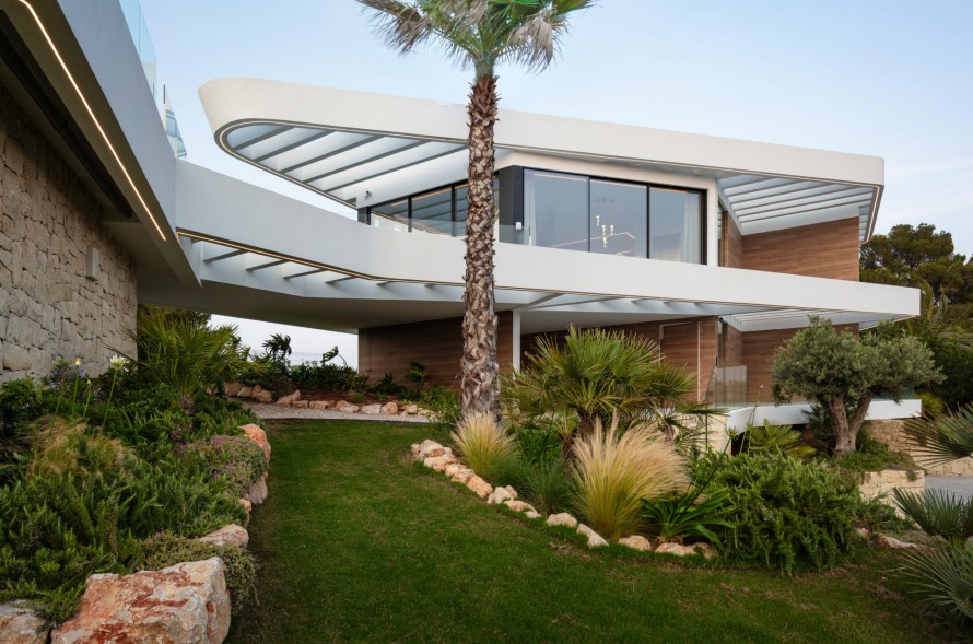 4 Bedrooms - — 10/18