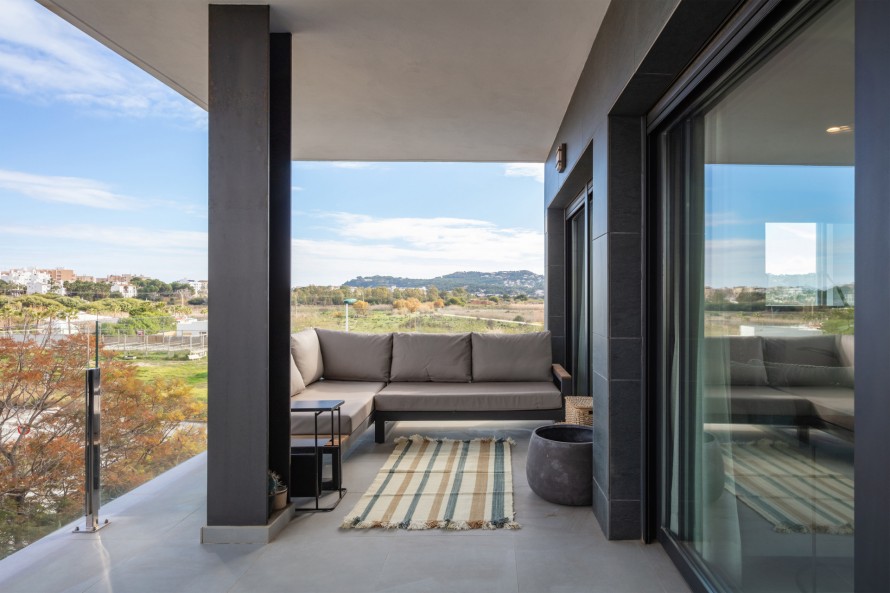 2 Bedrooms - — 10/23