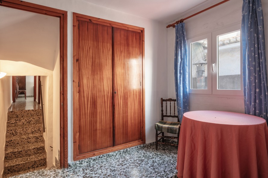 4 Bedrooms - — 10/17
