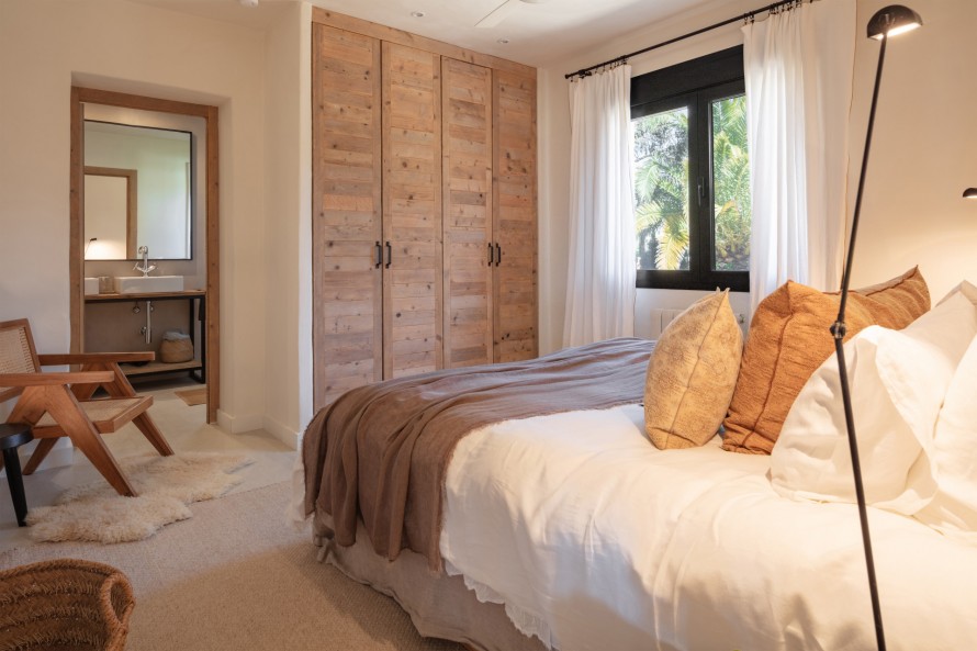 4 Bedrooms - — 20/50