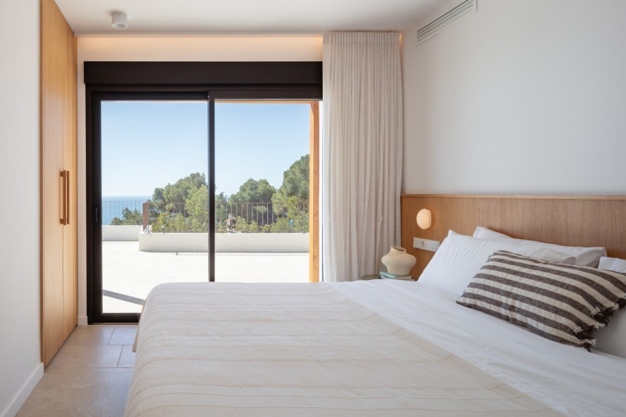 4 Bedrooms - — 24/50