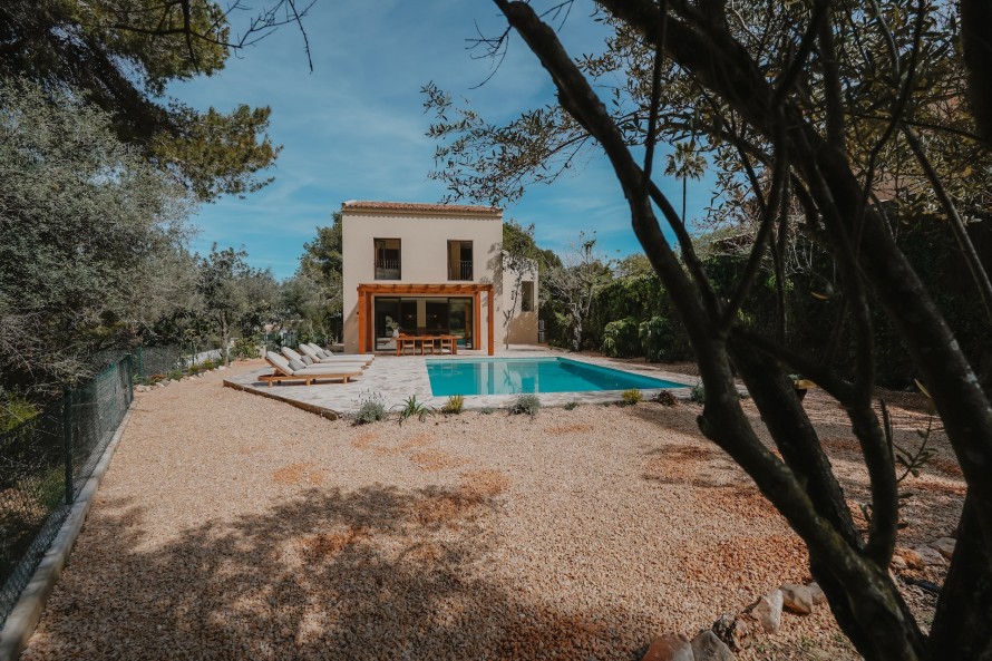 5 Bedrooms - — 39/48