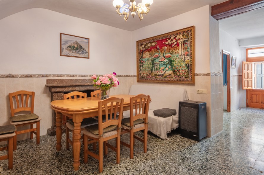 4 Bedrooms - — 4/17