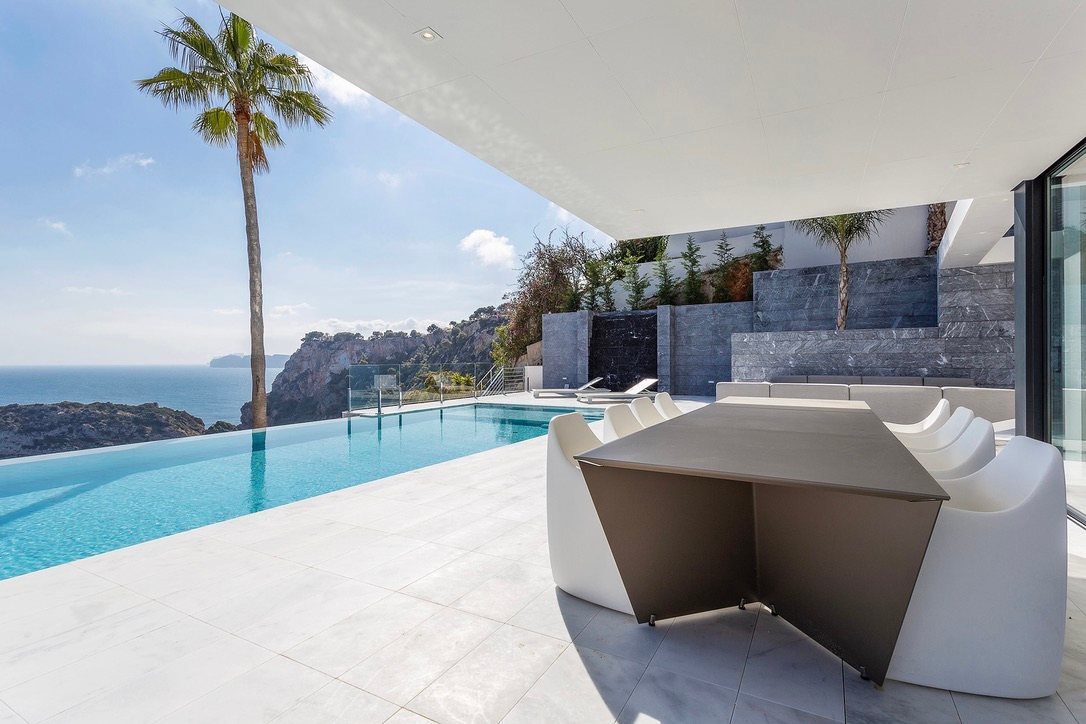 Villa Wolfie: terrace and infinity pool