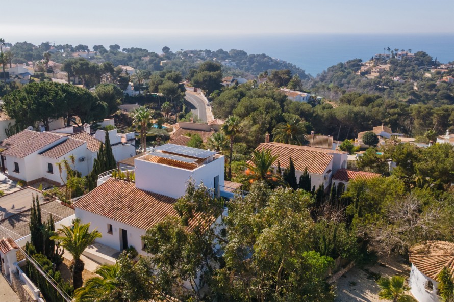 4 Bedrooms - — 48/50