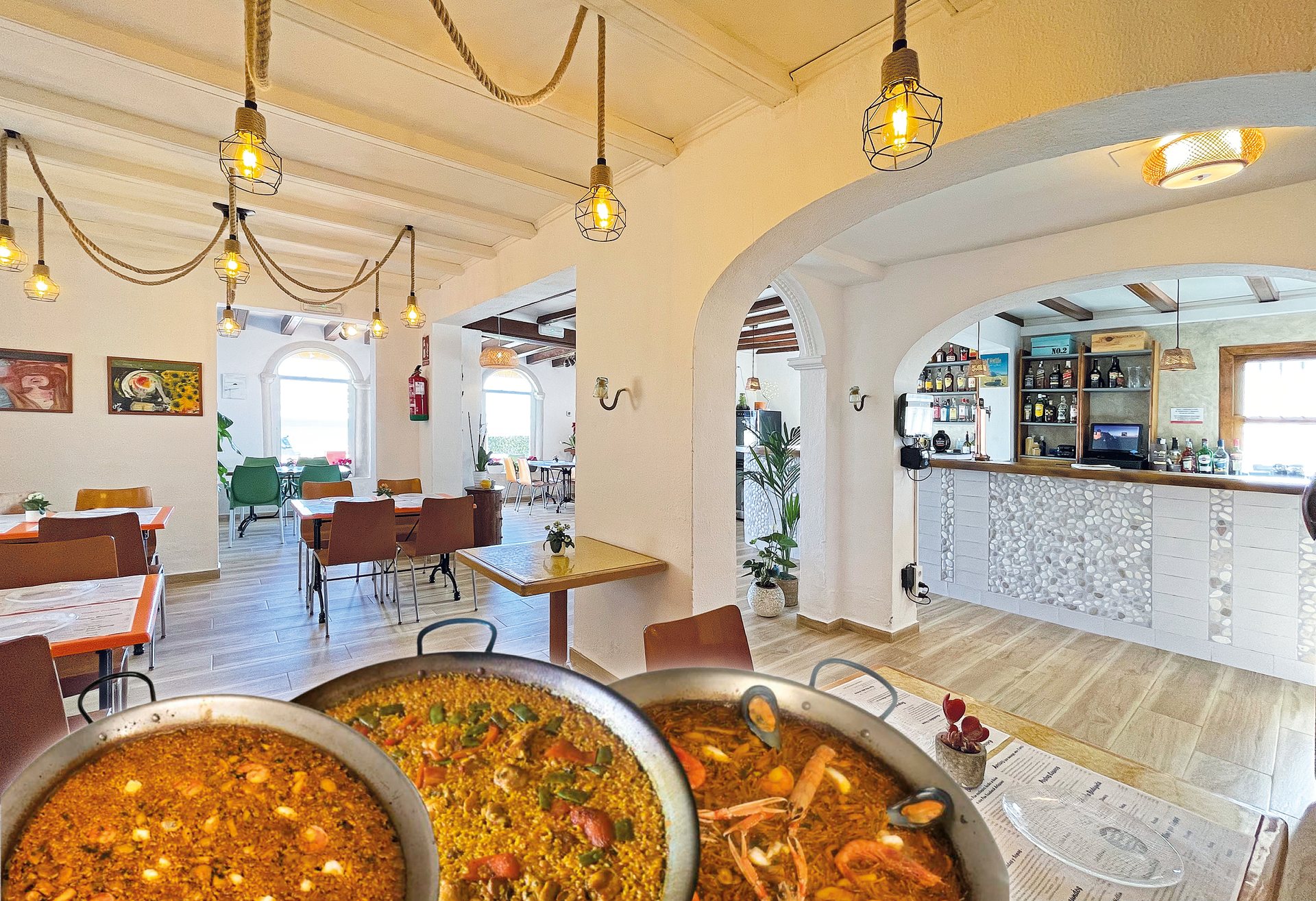 Paellas tout juste servies dans la salle de L'Hellín