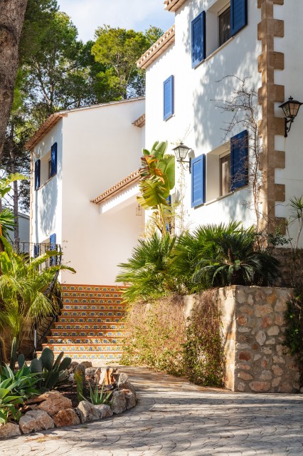 5 Bedrooms - — 32/35