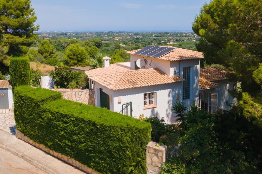 4 Bedrooms - — 32/33