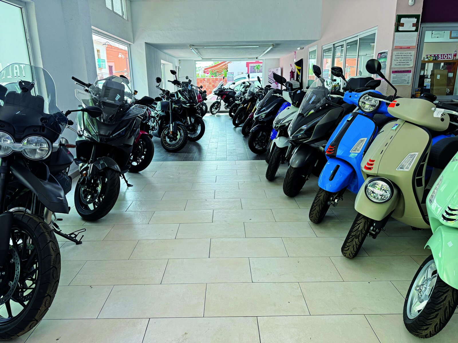 Motoren en scooters in de showroom