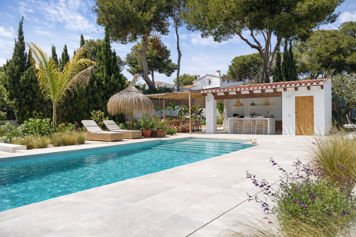 Pool and outdoor kitchen at Jardín Mindy, an Alba Villa Design project