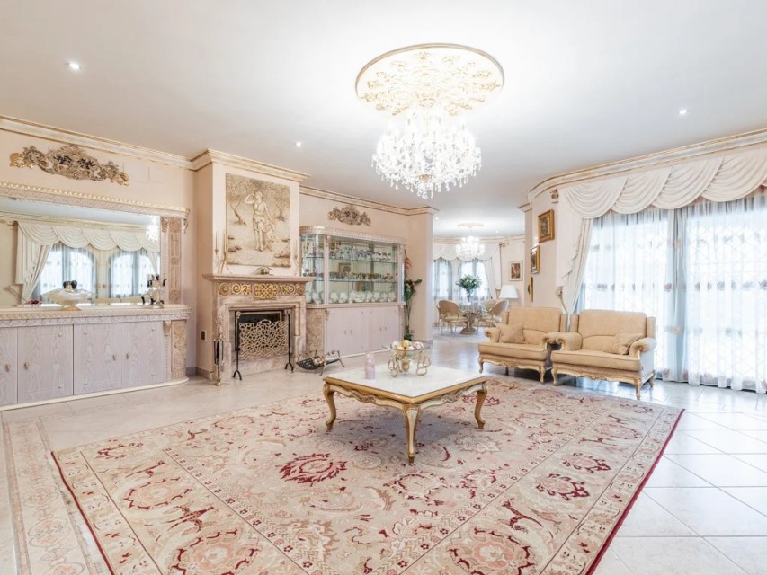 4 Bedrooms - — 4/4
