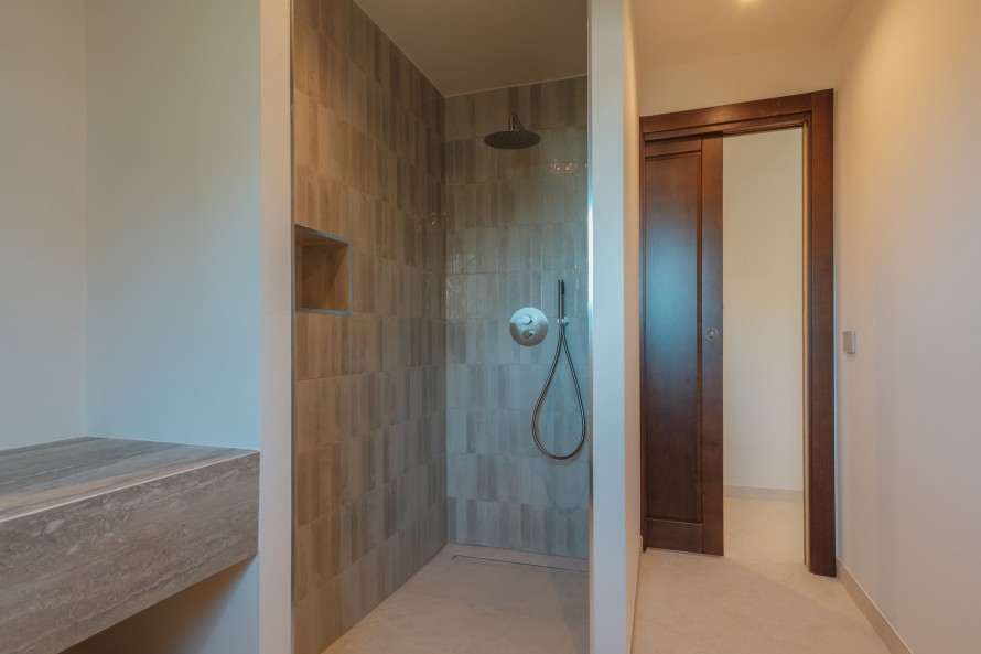 5 Bedrooms - — 30/48