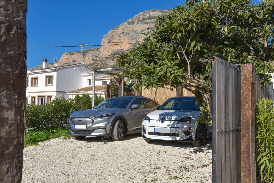 4 Bedrooms - — 39/43