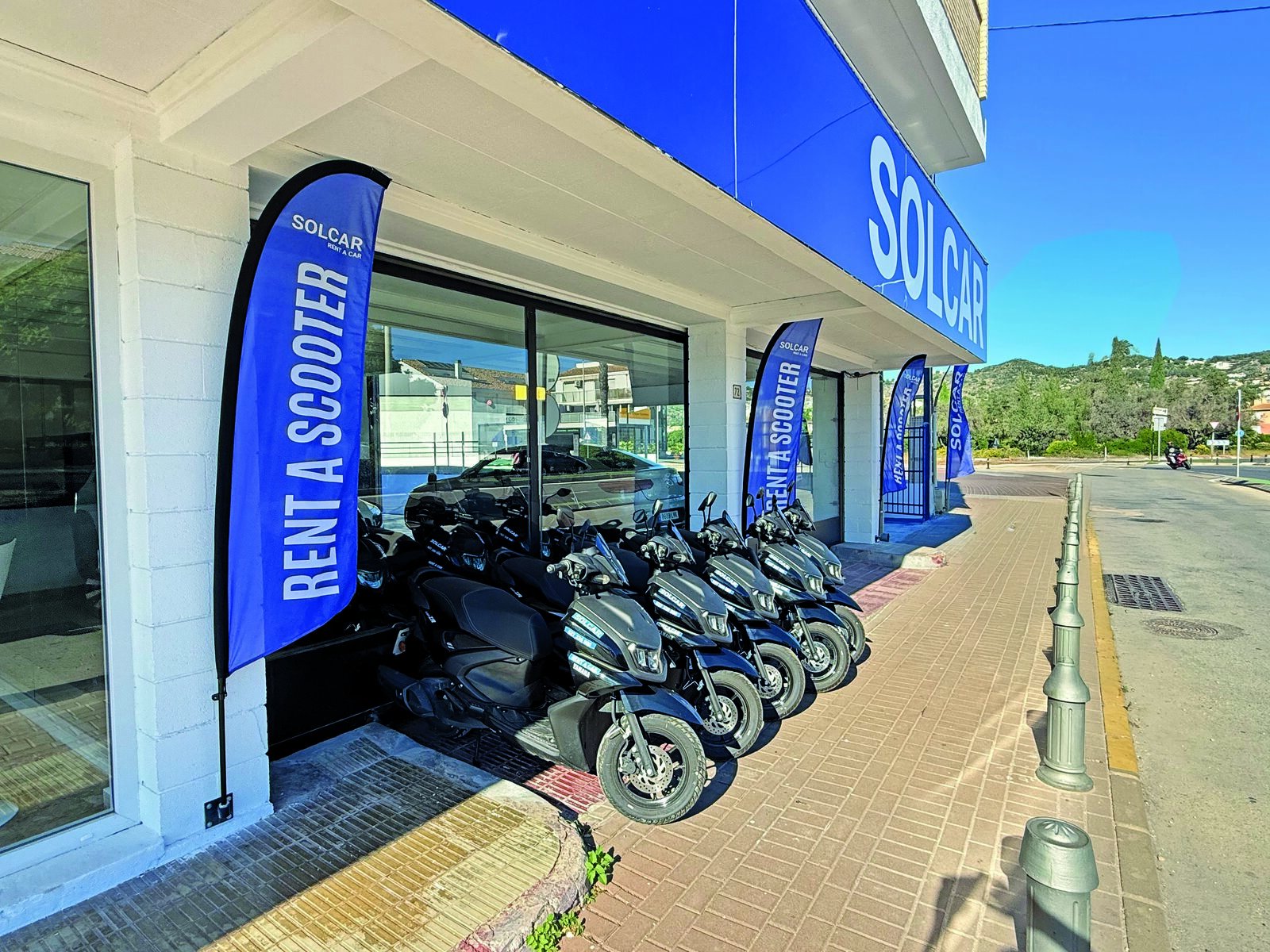 Scooters de location devant l'agence Solcar à Jávea