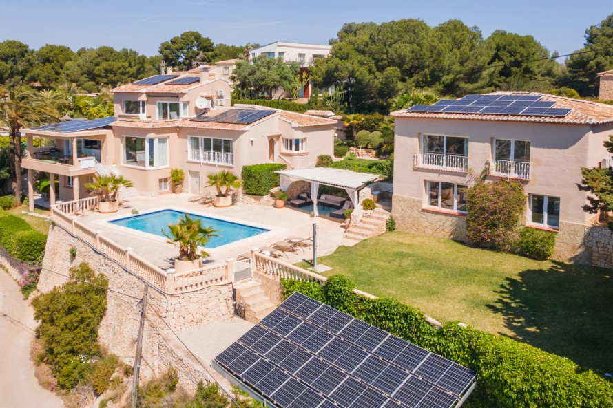 5 Bedrooms - — 4/50