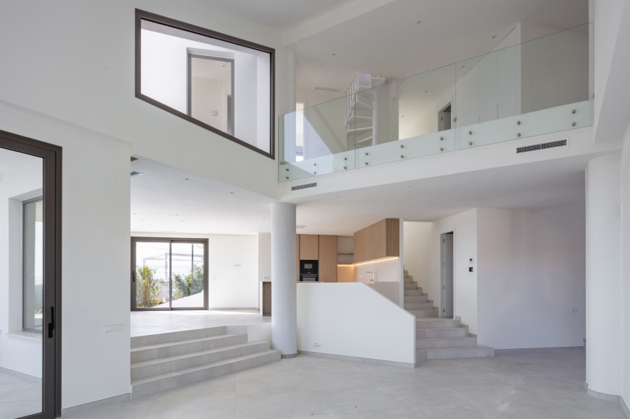6 Bedrooms - — 4/31