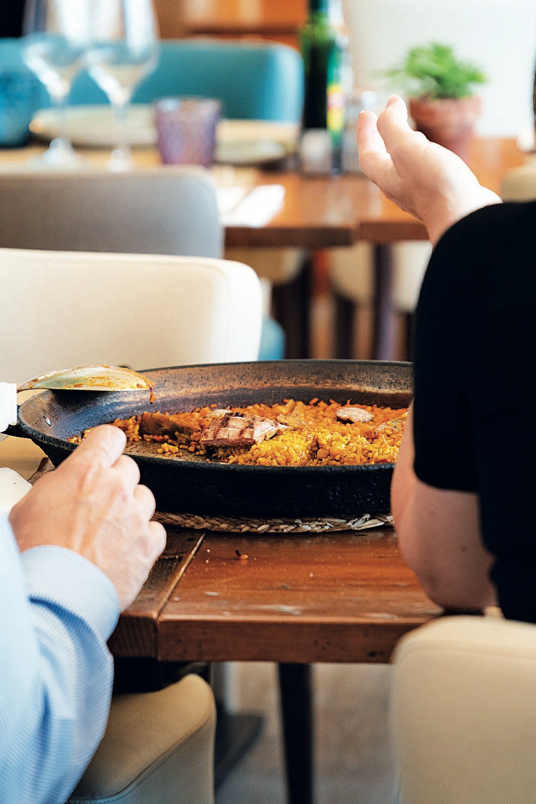 Una de las mesas del comedor
