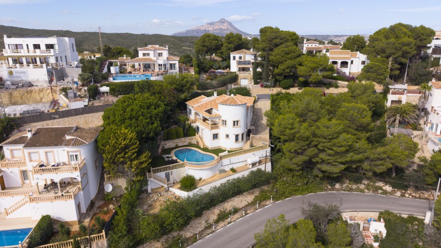 5 Bedrooms - — 37/39