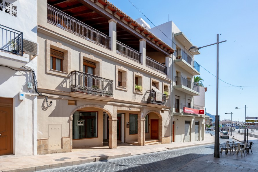 5 Bedrooms - — 2/28