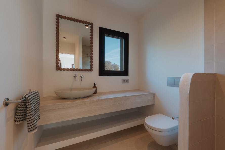 5 Bedrooms - — 25/48