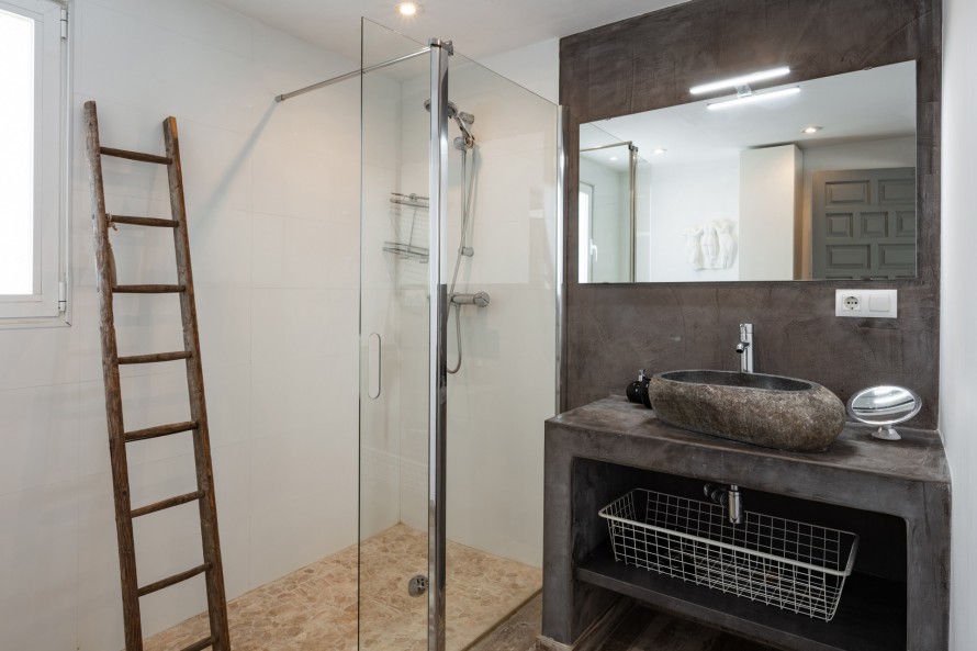 7 Bedrooms - — 15/47