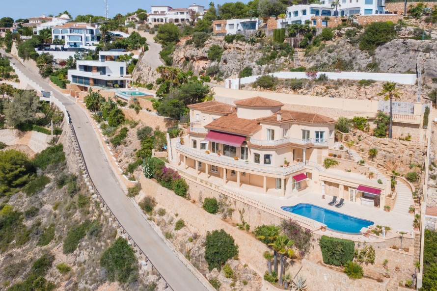 6 Bedrooms - — 33/35