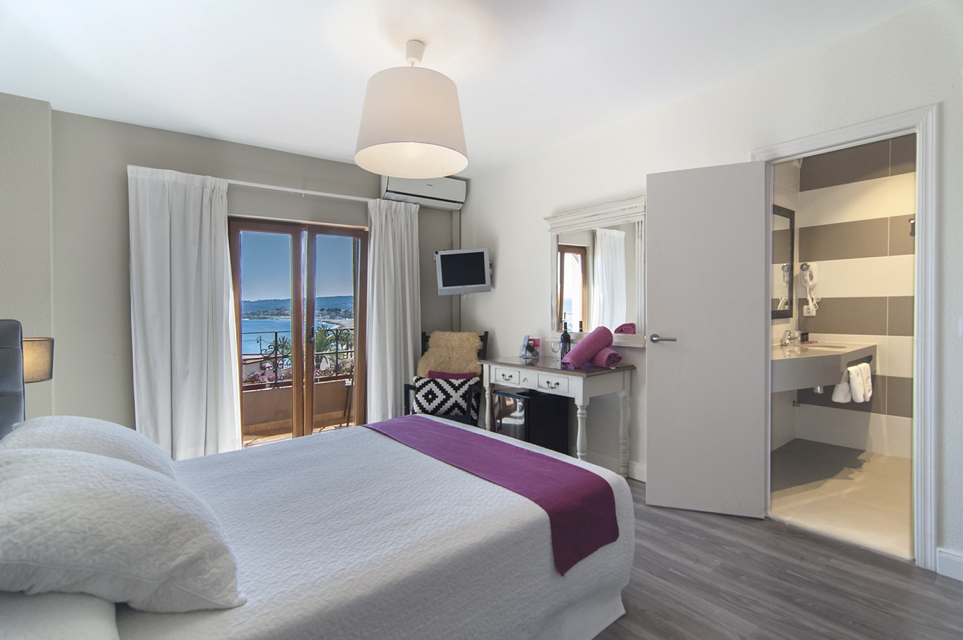 Une chambre côté extérieur, avec la mer au fond