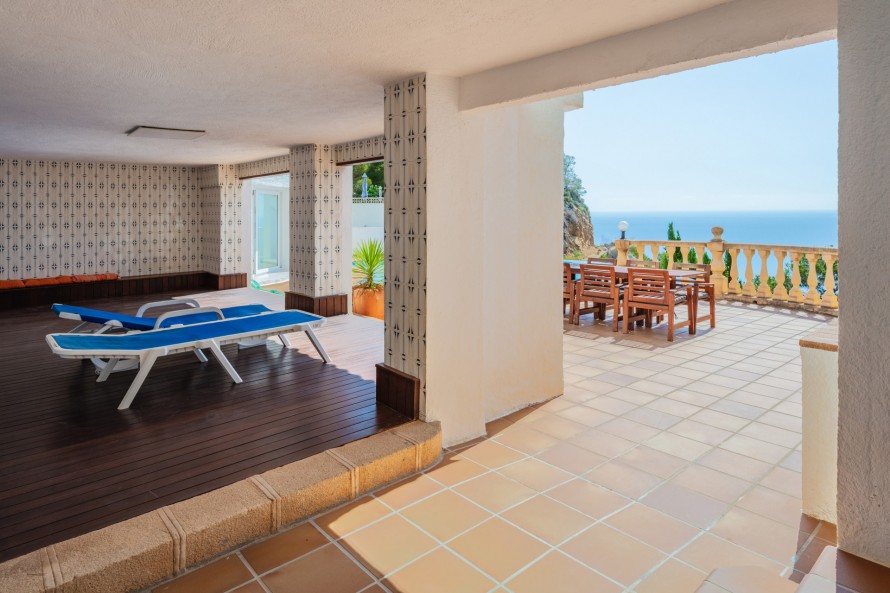 5 Bedrooms - — 12/34