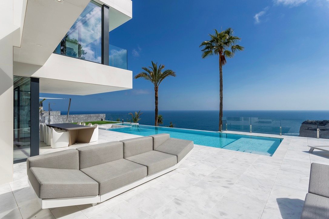 Villa Wolfie, in Ambolo (Jávea): minimalist decor in which the sea views take centre stage.
